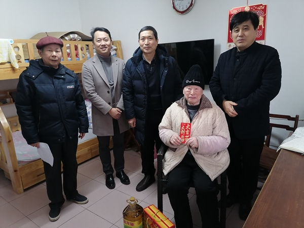 慰問(wèn)退休老同志.jpg