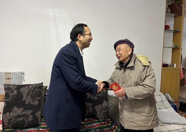 2 慰問老領(lǐng)導.jpg 2 慰問老領(lǐng)導.jpg